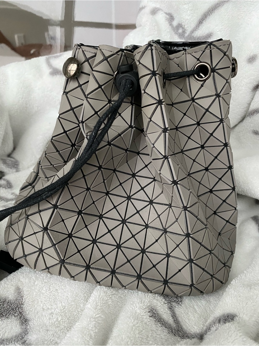 Geometric Drawstring Bucket Bag - Light grey